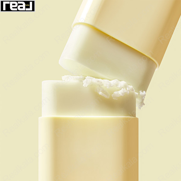 نمای نزدیک استیک ضدآفتاب زرد با بافت سفید روی سطح محصول و درِ نیمه‌باز