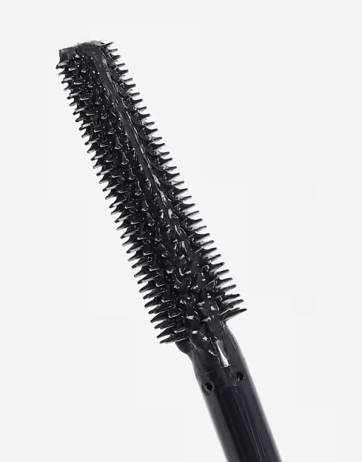 نمای نزدیک از برس ریمل اسکای های میبلین