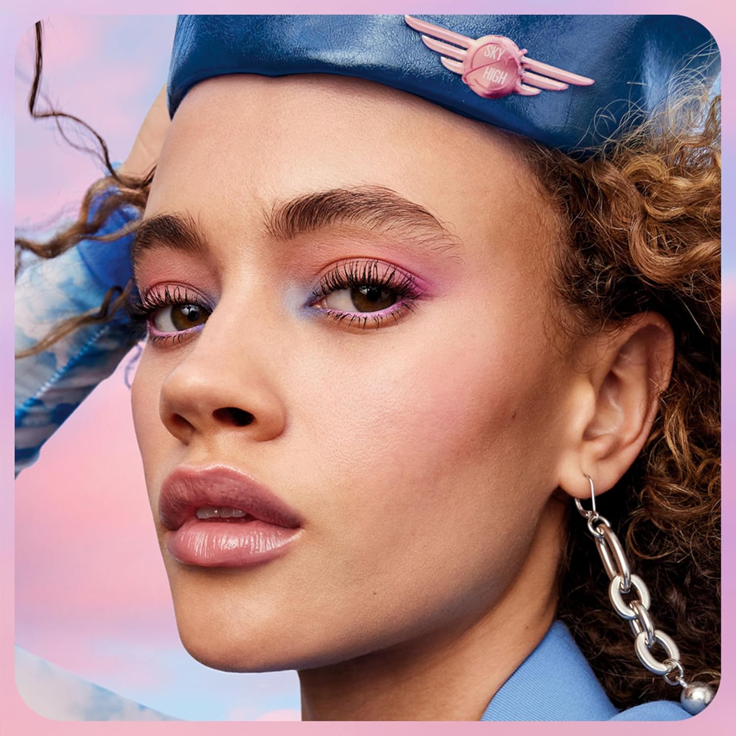 نتیجه استفاده از ریمل اسکای های میبلین حجم‌ دهنده و بلند کننده مژه