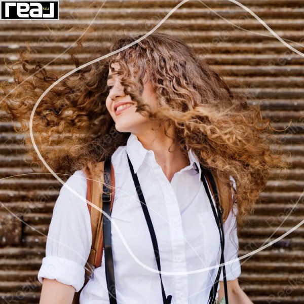 نمایش موهای فر حجیم و طبیعی پس از استفاده از محصولات Every Strand Simply Curls برای تقویت حالت و فرم فر مو