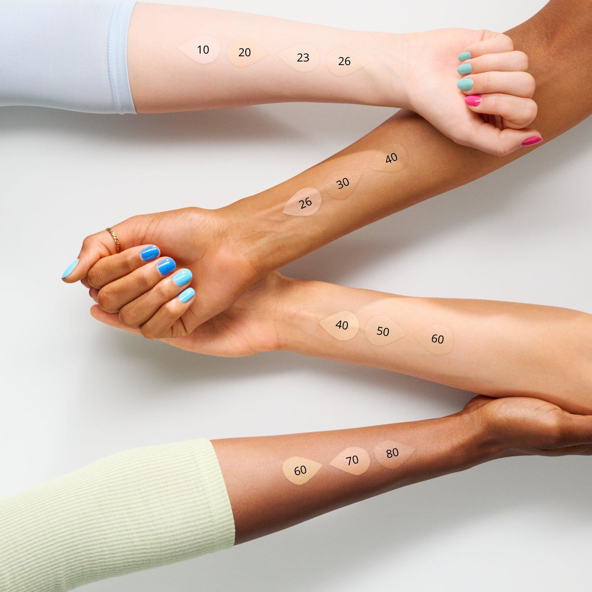 تست رنگ کانسیلر Essence Camouflage شماره 26 روی پوست تیره و روشن