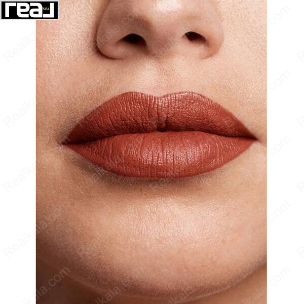 تست روی لب رژ لب Maybelline شماره 09 Unapologetic با رنگ قرمز قهوه‌ ای مات