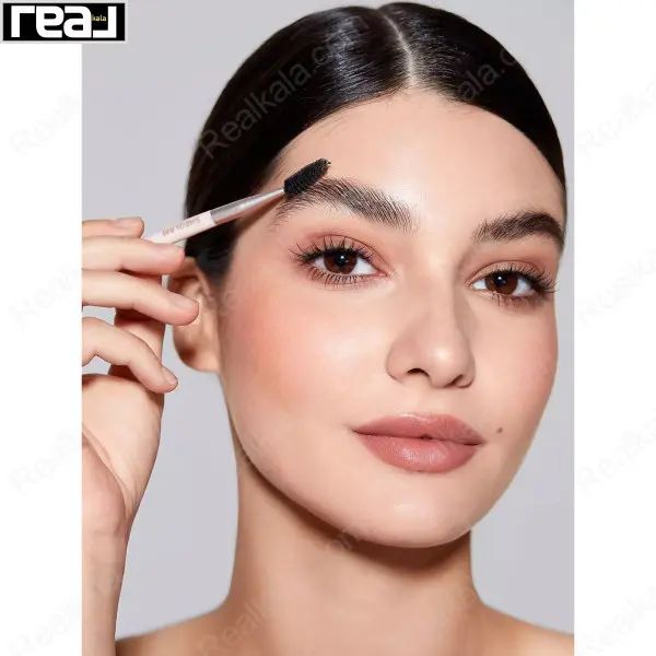 نمای نزدیک از حالت‌ دهی ابرو با برس ابرو شیگلم مدل Set Me Up Crystal Clear روی صورت
