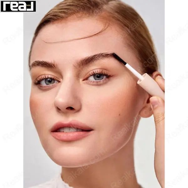  نمای نزدیک از استفاده ریمل ژل حالت‌ دهنده ابرو شیگلم مدل Set Me Up روی ابرو در حالت آرایش طبیعی