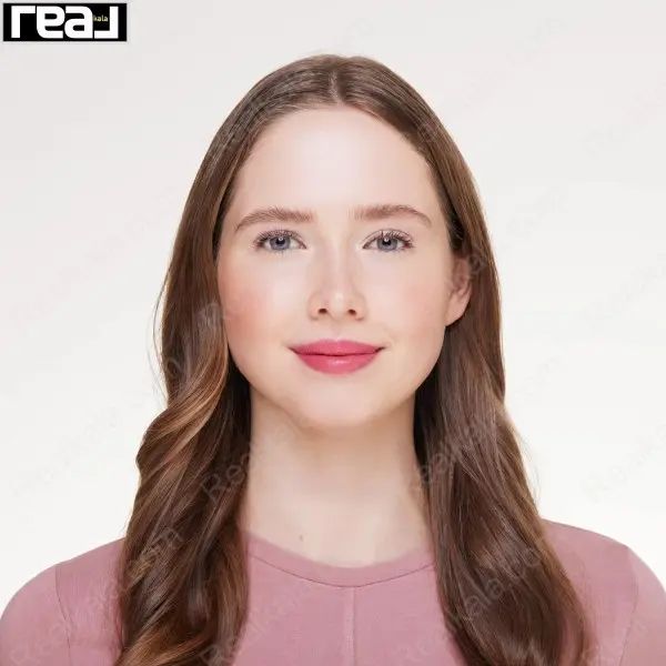 نمای بالم Essence Crazy Cherry روی مدل با موهای قهوه ای موج دار و پوست روشن