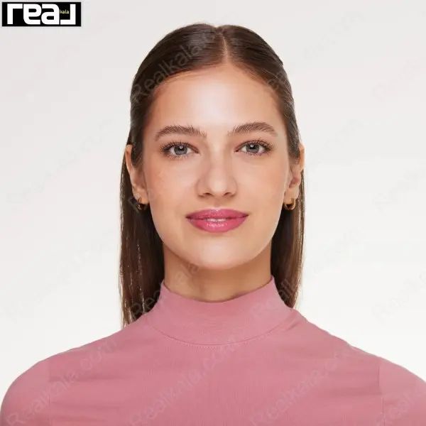 نمای بالم Essence Crazy Cherry روی مدل با موهای صاف و پوست نرمال