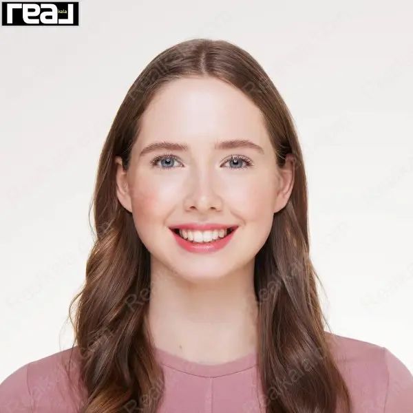 نمای بالم لب Essence مدل Sweet Strawberry روی مدل با موهای قهوه ای موج دار و پوست روشن