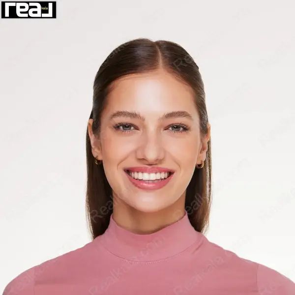 نمای بالم Essence Sweet Strawberry روی مدل با موهای صاف و پوست نرمال