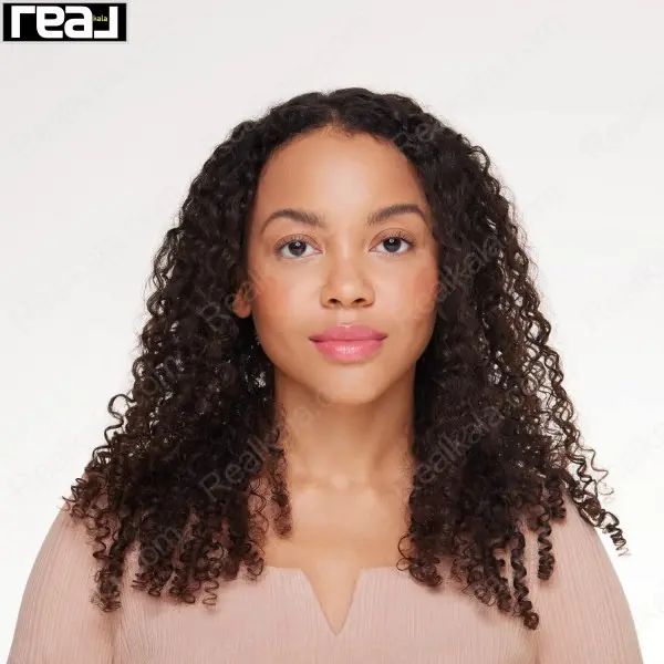 نمای بالم Essence Sweet Strawberry روی مدل با موهای فر و پوست سبزه