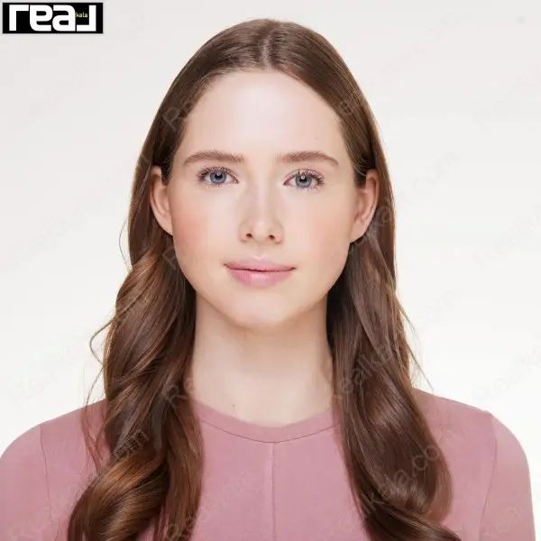 نمای بالم Essence Wild Watermelon روی مدل با موهای قهوه ای موج دار  و پوست روشن