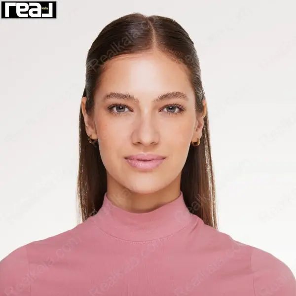 نمای بالم Essence Wild Watermelony روی مدل با موهای صاف و پوست نرمال