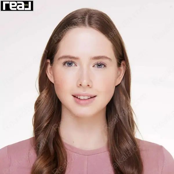 نمای بالم Essence Lucky Lemon روی مدل با موهای قهوه ای موج دار و پوست روشن