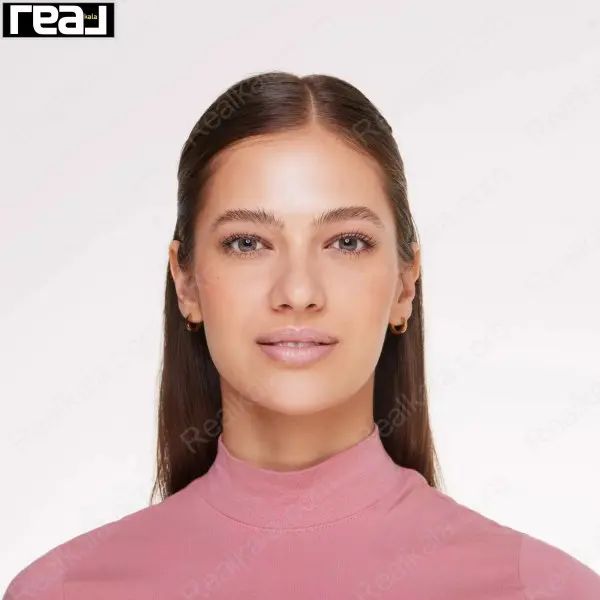 نمای بالم Essence Lucky Lemon روی مدل با موهای صاف و پوست نرمال