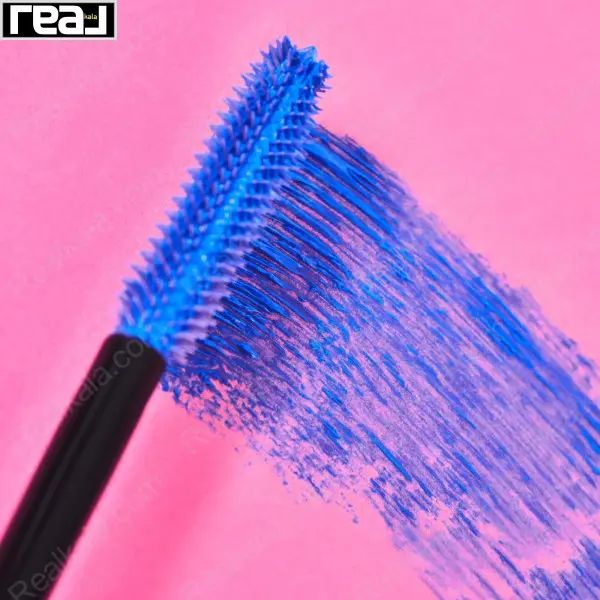 بافت ریمل آبی اسنس روی سطح صورتی با جلوه شفاف و رنگدانه قوی