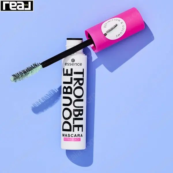 ریمل باز شده Double Trouble Extra Black با برس دوطرفه و پس‌زمینه آبی روشن	