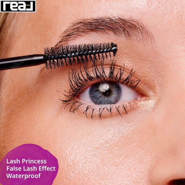نمای نزدیک چشم با مژه‌های بلند شده با ریمل ضدآب اسنس False Lash Effect