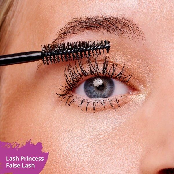 نمای نزدیک چشم با ریمل Essence مدل False Lash Effect