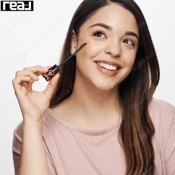 مدل با موهای قهوه‌ای در حال استفاده از ریمل Essence Lash Princess Volume