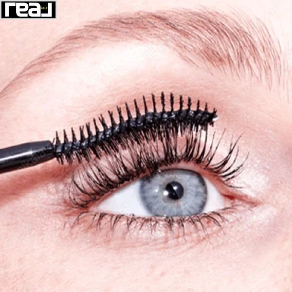 نمای نزدیک چشم با مژه‌های بلند با ریمل Essence Lash Princess Volume
