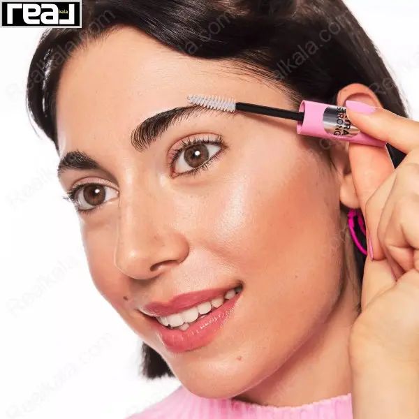 مدل با ابروهای مرتب در نتیجه استفاده از ژل ابرو Essence مدل Fix It Like A Pro