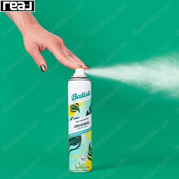 نمایش اسپری کردن شامپو خشک باتیست مدل Original با نمایش افشانه