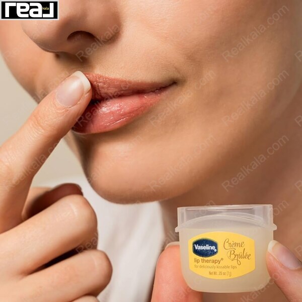 تصویر استفاده از بالم لب کرم بروله وازلین با انگشت روی لب‌ها	