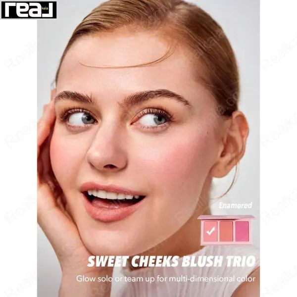 تصویر تبلیغاتی رژگونه Enamored با مدل در حال لمس گونه و لبخند طبیعی