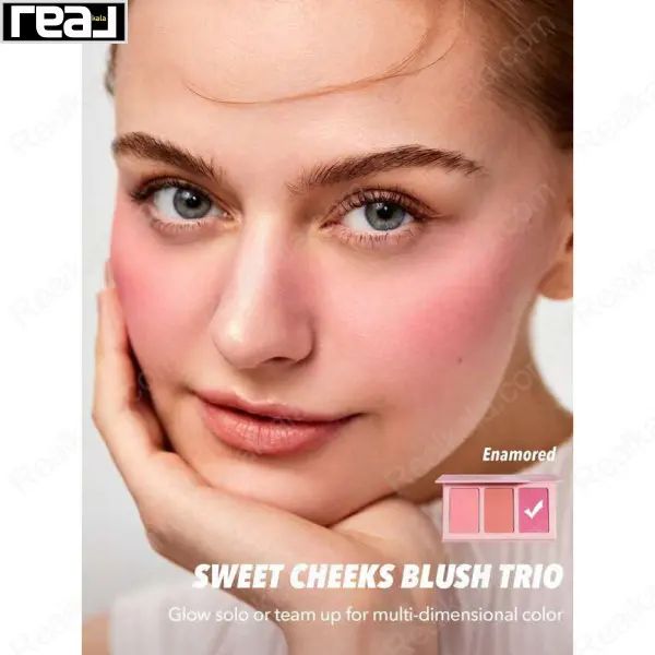 نمای نزدیک چهره با رژگونه صورتی Enamored و پوست شفاف	