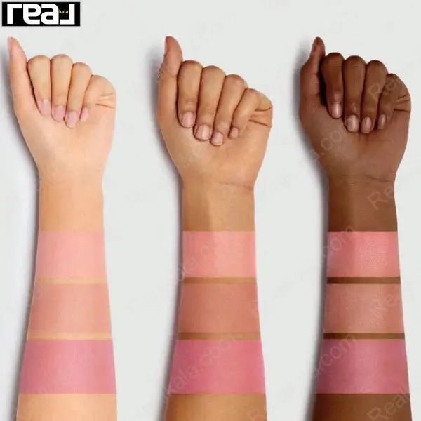 تصویر سواچ رژگونه Enamored روی سه رنگ پوست مختلف برای نمایش تطبیق رنگ‌ها	