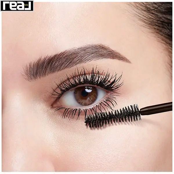 نمای استفاده ریمل روی مژه‌های پایین چشم قهوه‌ای با پوشش حجمی و جداسازی دقیق