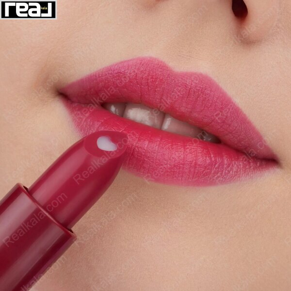 نمای نزدیک لب‌ها با رنگ تمشکی در حال استفاده از بالم لب قلبی اسنس مدل Bold Blackberry