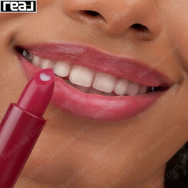 لبخند با بالم لب اسنس مدل Heart Core رنگ Bold Blackberry و نوک قلبی محصول در حال استفاده	