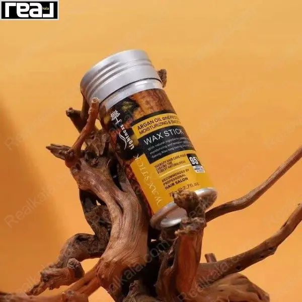 وزگیر مو لایتنس روی چوب تزئینی با پس‌زمینه نارنجی