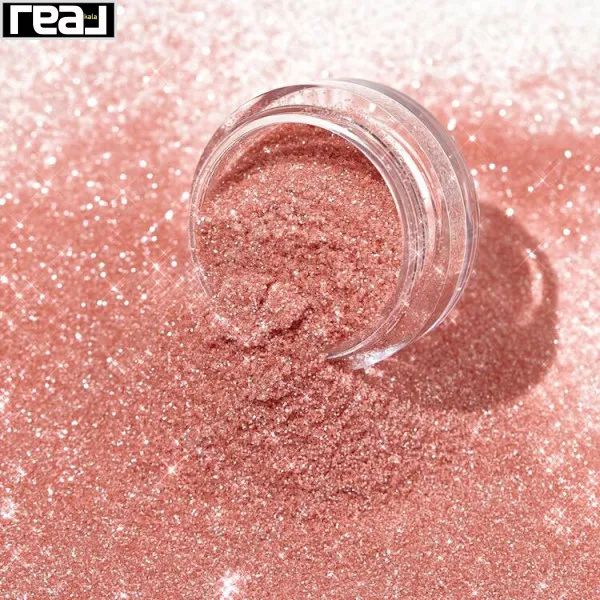 نمای نزدیک گلیتر رز گلد براق ریخته‌شده از ظرف SHEGLAM