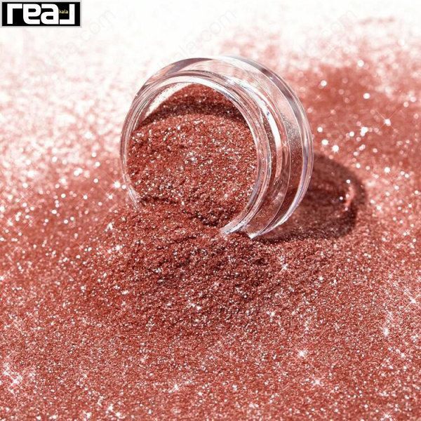 نمای نزدیک گلیتر کالباسی گوشتی براق ریخته‌شده از ظرف SHEGLAM