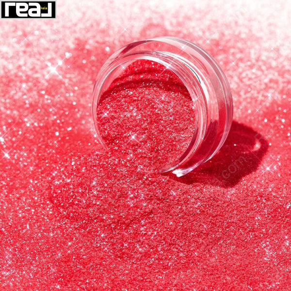 نمای نزدیک گلیتر قرمز ریخته‌شده از ظرف SHEGLAM
