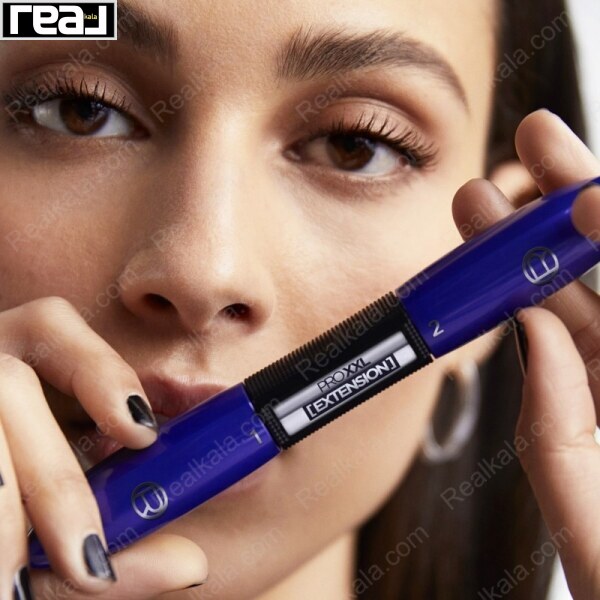 نمای چهره با ریمل دو مرحله‌ای L'Oréal Pro XXL Extension در دست برای نمایش محصول