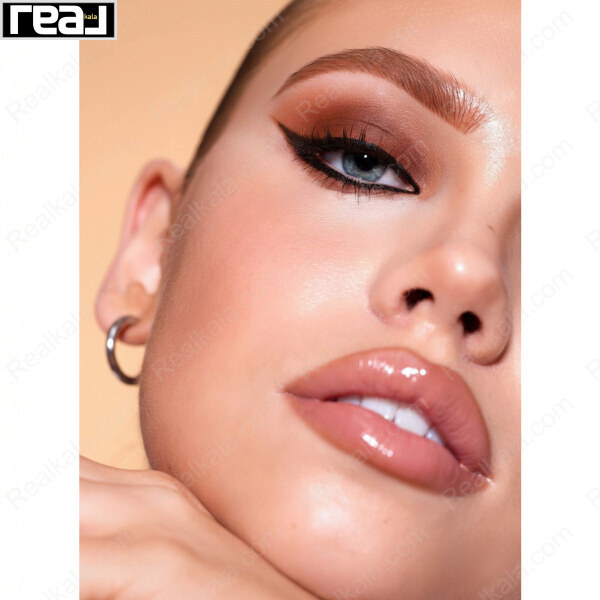 کلوزآپ صورت با آرایش چشم و ابرو و خط چشم دنباله‌دار