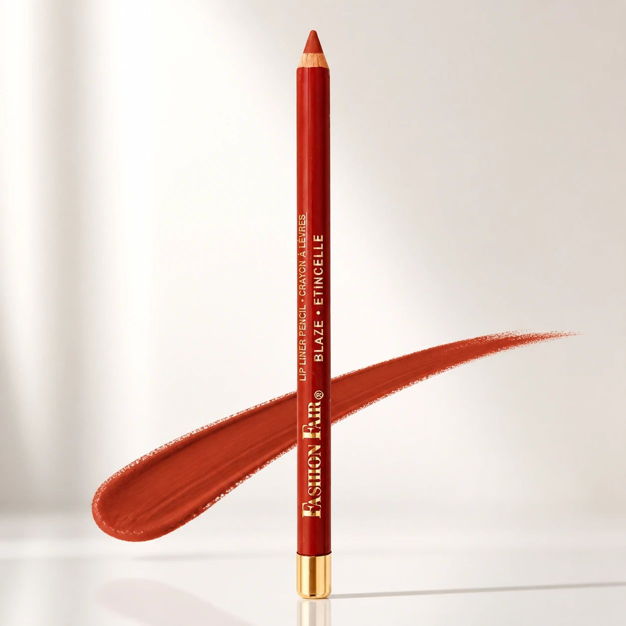 مداد لب Fashion Fair Lip Pencil رنگ Blaze Étincelle با نوک قرمز‑آجری