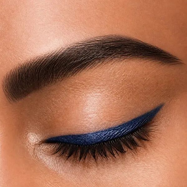 نمایش تست رنگ و اجرای خط چشم ژلی سرمه‌ای یورن La Forme روی پلک